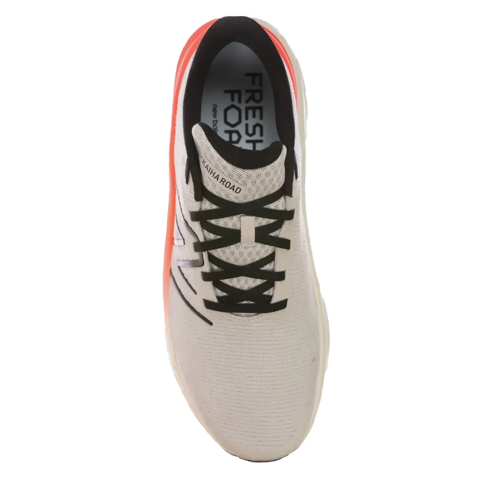 Vista superior do tênis masculino New Balance Fresh Foam X MKAIRCU1 cinza claro com cadarço preto
